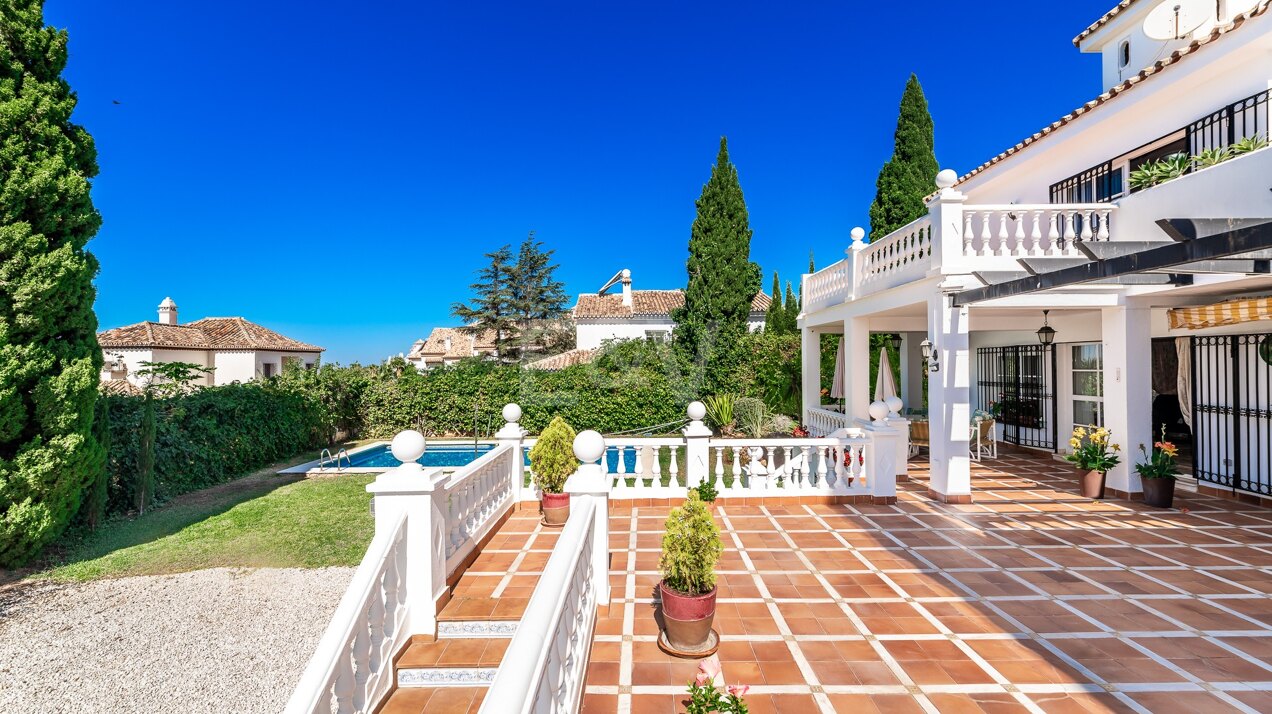 Encantadora villa con vistas al mar en Valdeolletas, la zona alta de la ciudad de Marbella