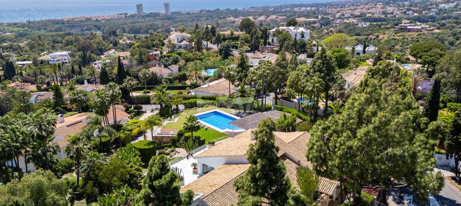 Villa Estilo Ibiza en Hacienda Las Chapas con Jardín Tropical