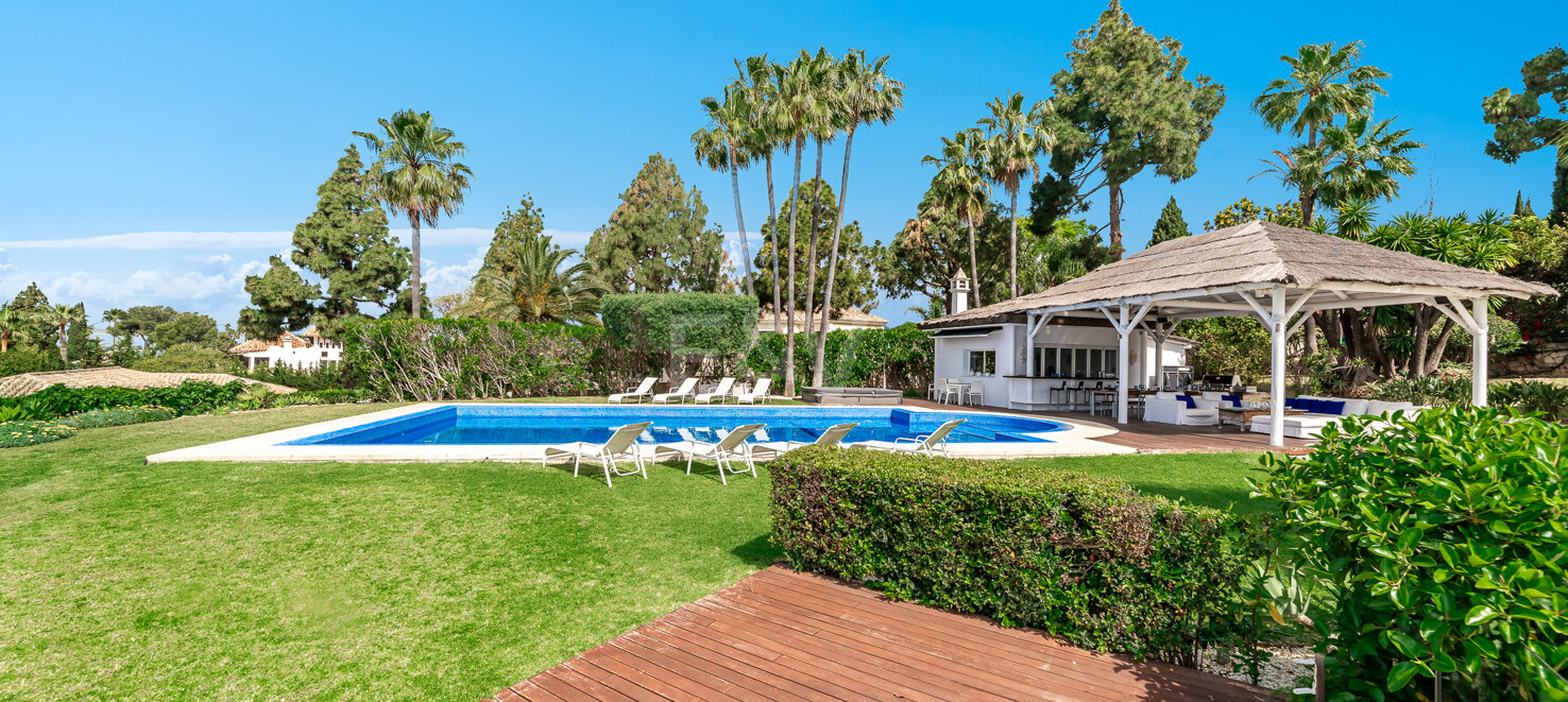 Ibiza-Style Villa i Hacienda Las Chapas med tropisk trädgård