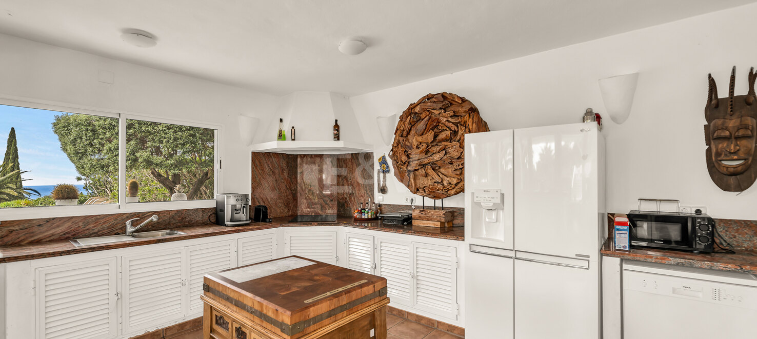 Ibiza-Style Villa i Hacienda Las Chapas med tropisk trädgård