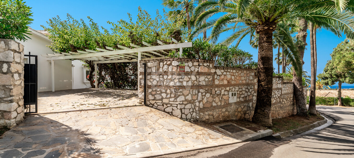 Ibiza-Style Villa i Hacienda Las Chapas med tropisk trädgård