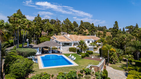 Villa Estilo Ibiza en Hacienda Las Chapas con Jardín Tropical