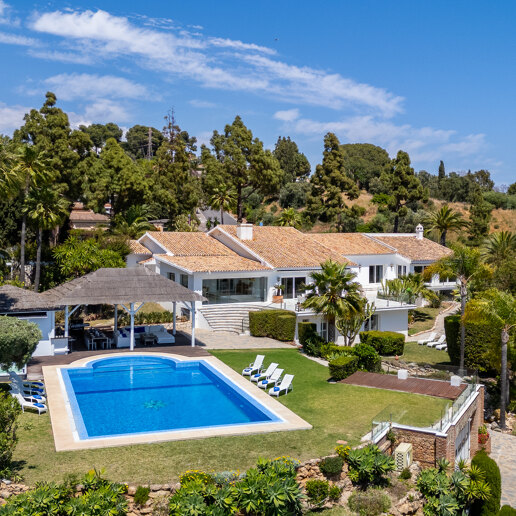 Villa Estilo Ibiza en Hacienda Las Chapas con Jardín Tropical