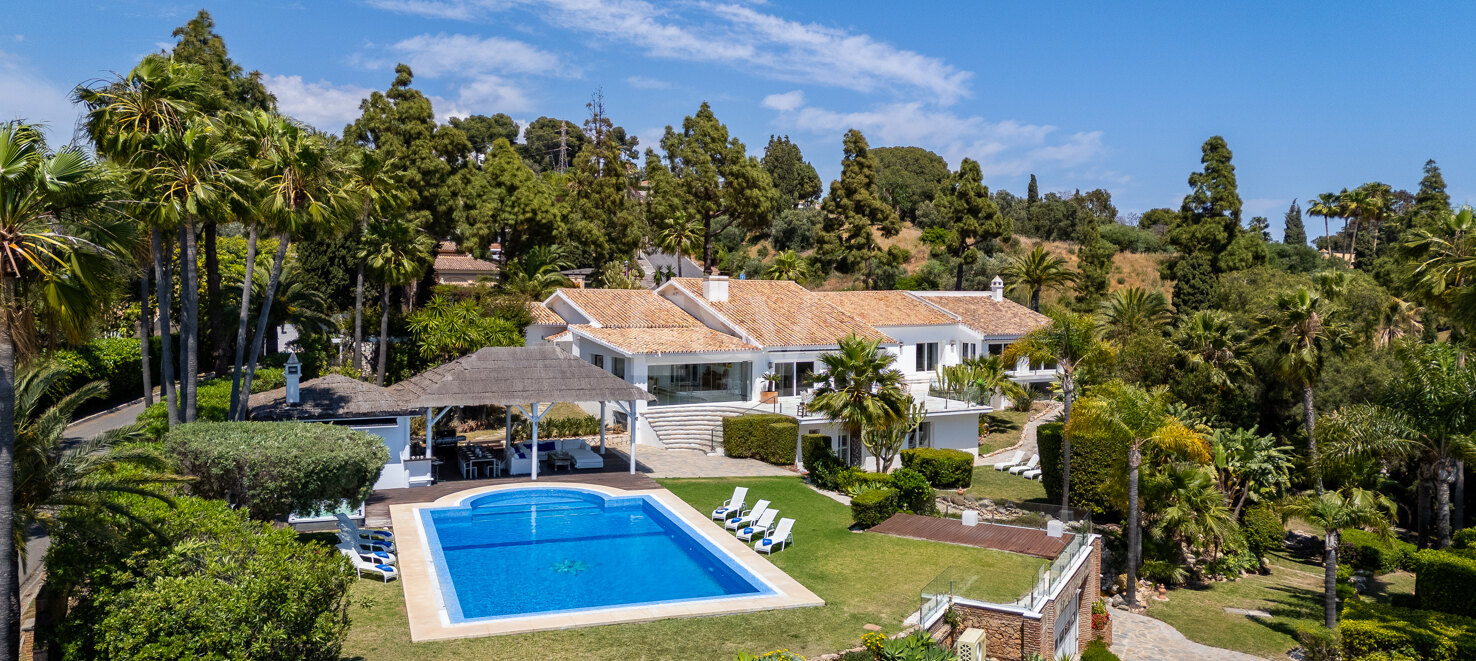 Villa Estilo Ibiza en Hacienda Las Chapas con Jardín Tropical