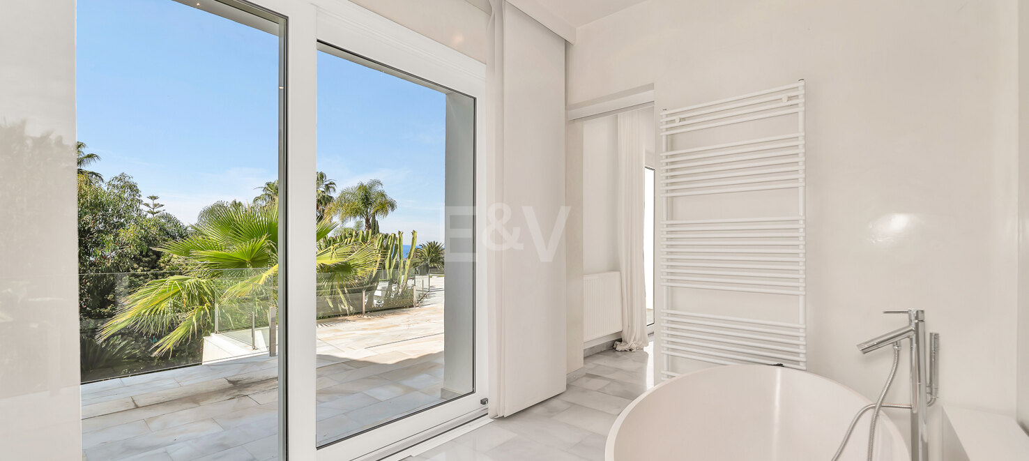 Ibiza-Style Villa i Hacienda Las Chapas med tropisk trädgård