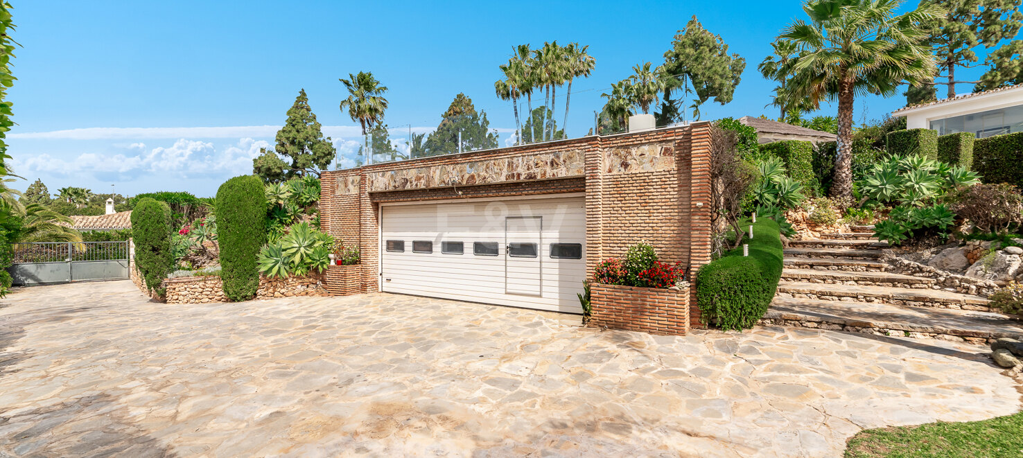 Ibiza-Style Villa i Hacienda Las Chapas med tropisk trädgård