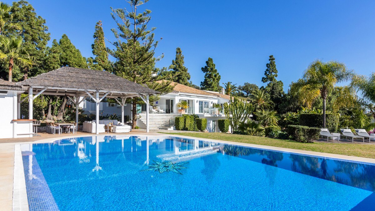 Ibiza-Stil Villa in Hacienda Las Chapas mit tropischem Garten