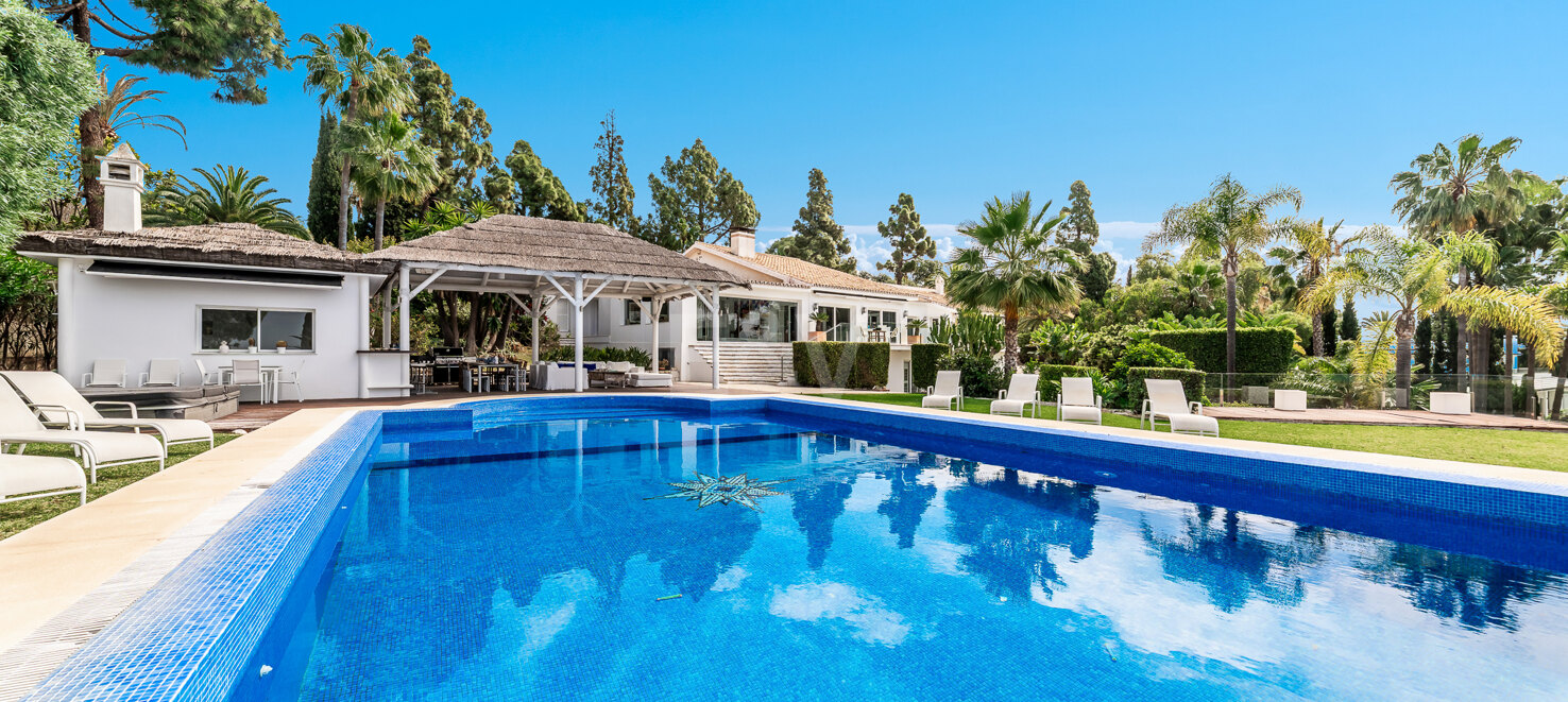 Ibiza-Style Villa i Hacienda Las Chapas med tropisk trädgård