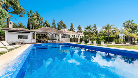 Ibiza-Style Villa i Hacienda Las Chapas med tropisk trädgård