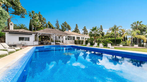 Ibiza-Style Villa i Hacienda Las Chapas med tropisk trädgård