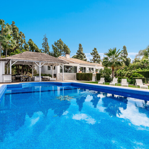 Ibiza-Style Villa i Hacienda Las Chapas med tropisk trädgård