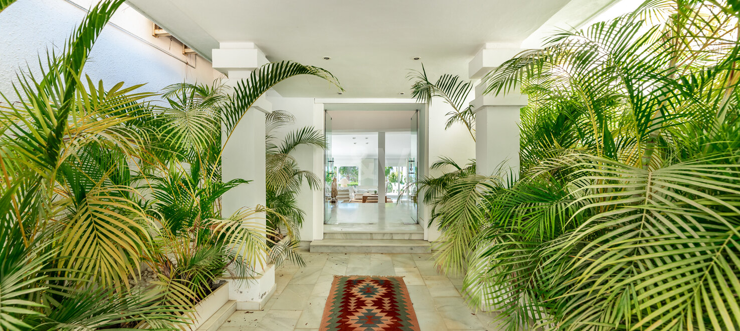 Ibiza-Style Villa i Hacienda Las Chapas med tropisk trädgård