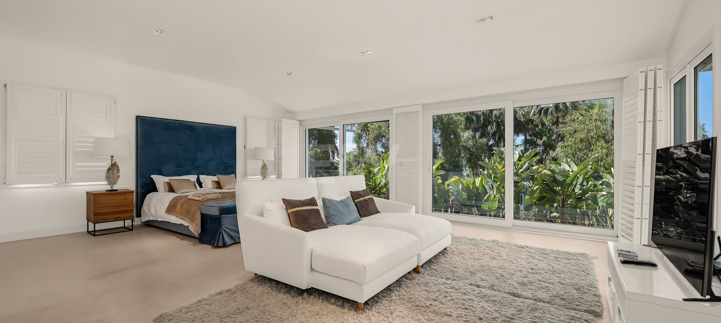 Ibiza-Style Villa i Hacienda Las Chapas med tropisk trädgård