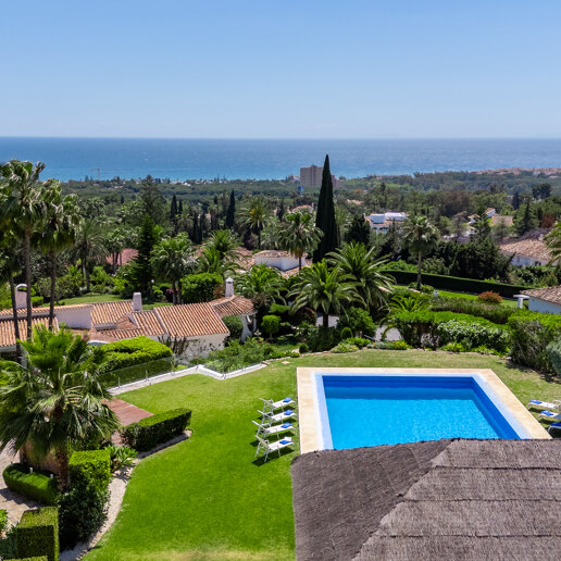 Villa Estilo Ibiza en Hacienda Las Chapas con Jardín Tropical