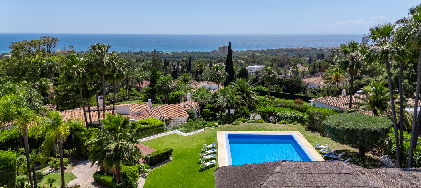 Villa Estilo Ibiza en Hacienda Las Chapas con Jardín Tropical