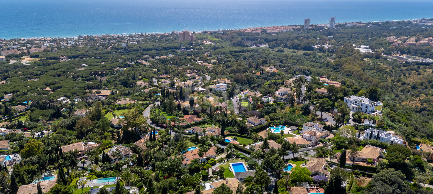 Villa Estilo Ibiza en Hacienda Las Chapas con Jardín Tropical