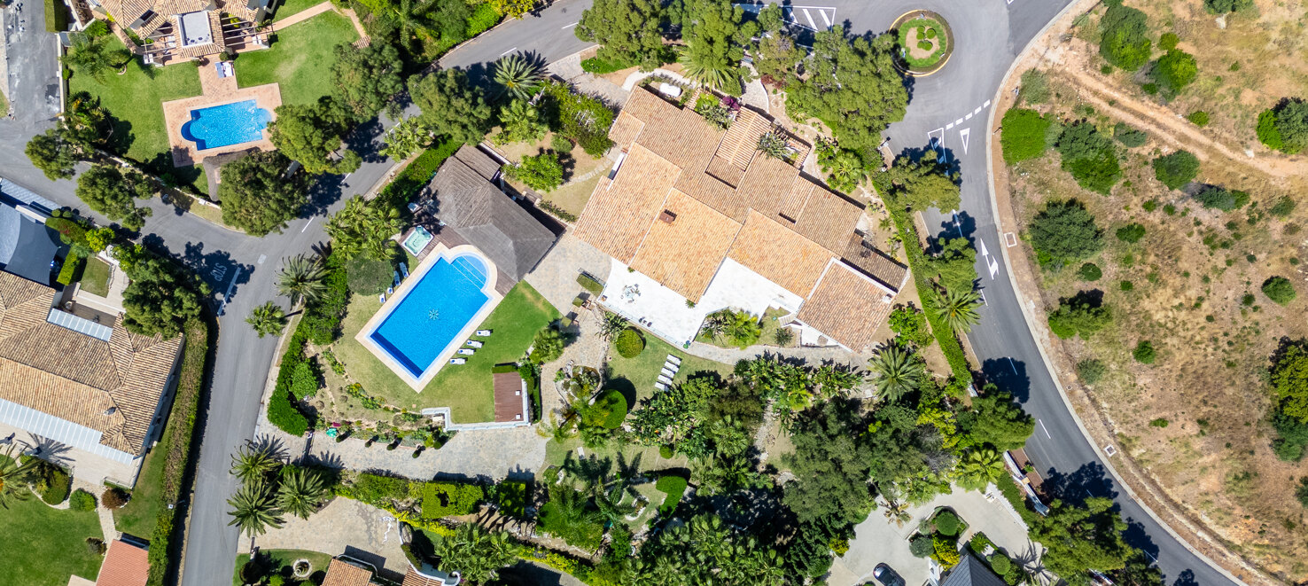 Villa Estilo Ibiza en Hacienda Las Chapas con Jardín Tropical