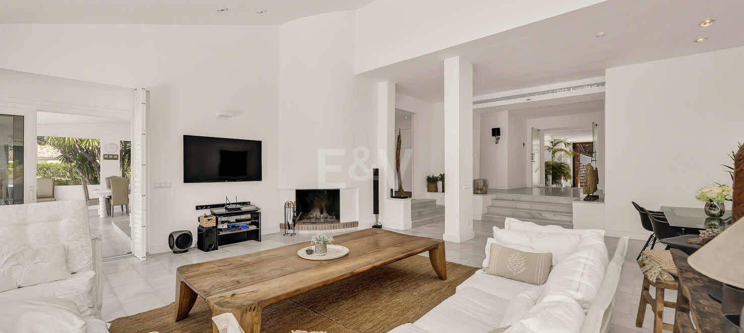 Ibiza-Style Villa i Hacienda Las Chapas med tropisk trädgård