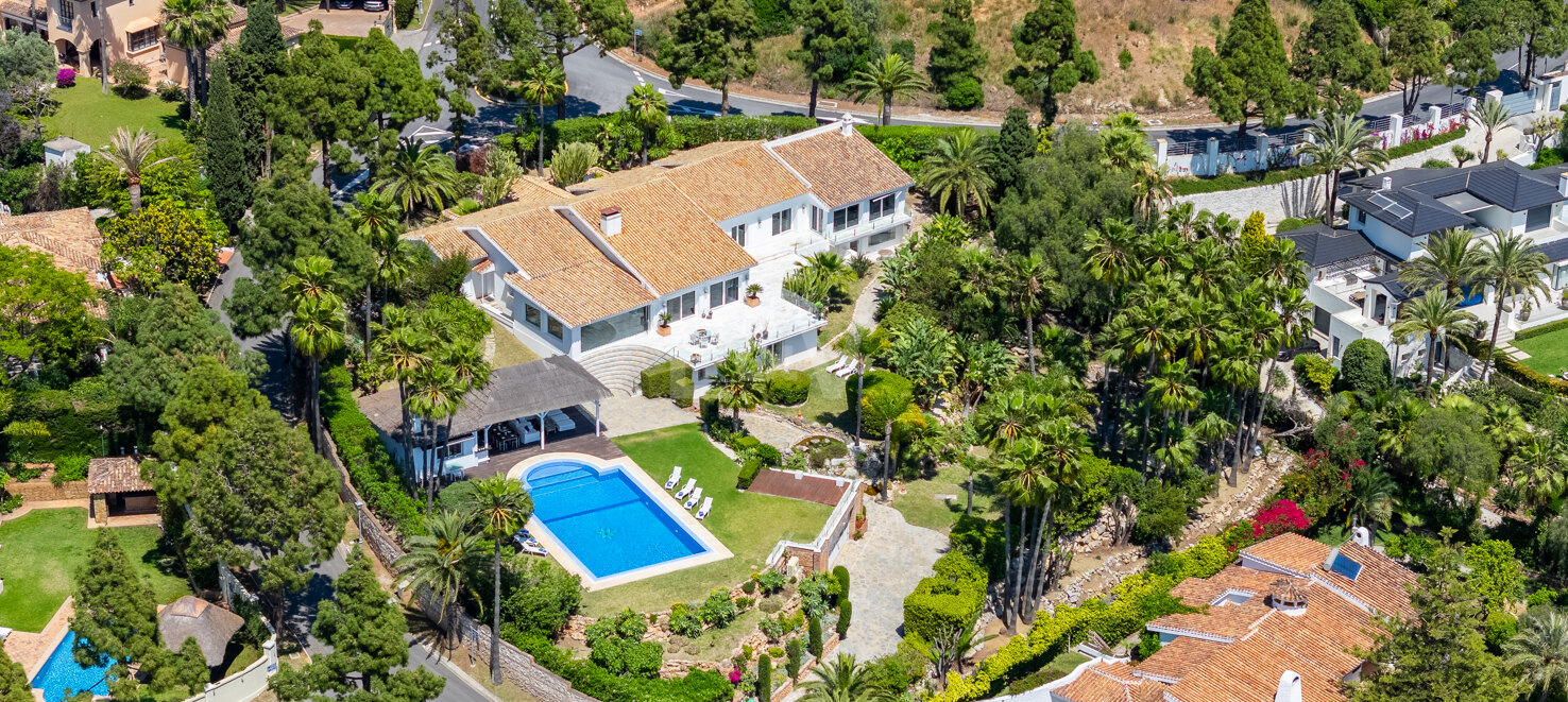Villa Estilo Ibiza en Hacienda Las Chapas con Jardín Tropical