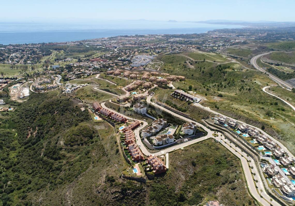 Elegante Apartamento Nuevo en Paraiso Alto con Vistas al Mar y al Golf