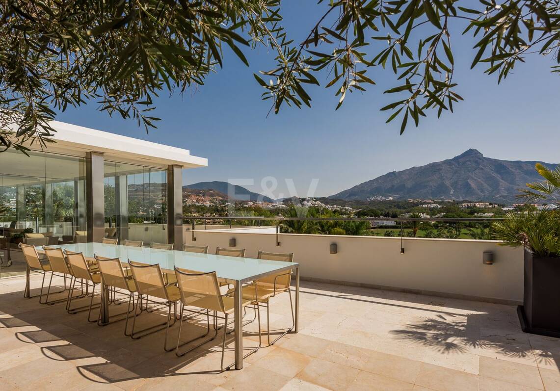 Villa next to Las Brisas Golf - Nueva Andalucia