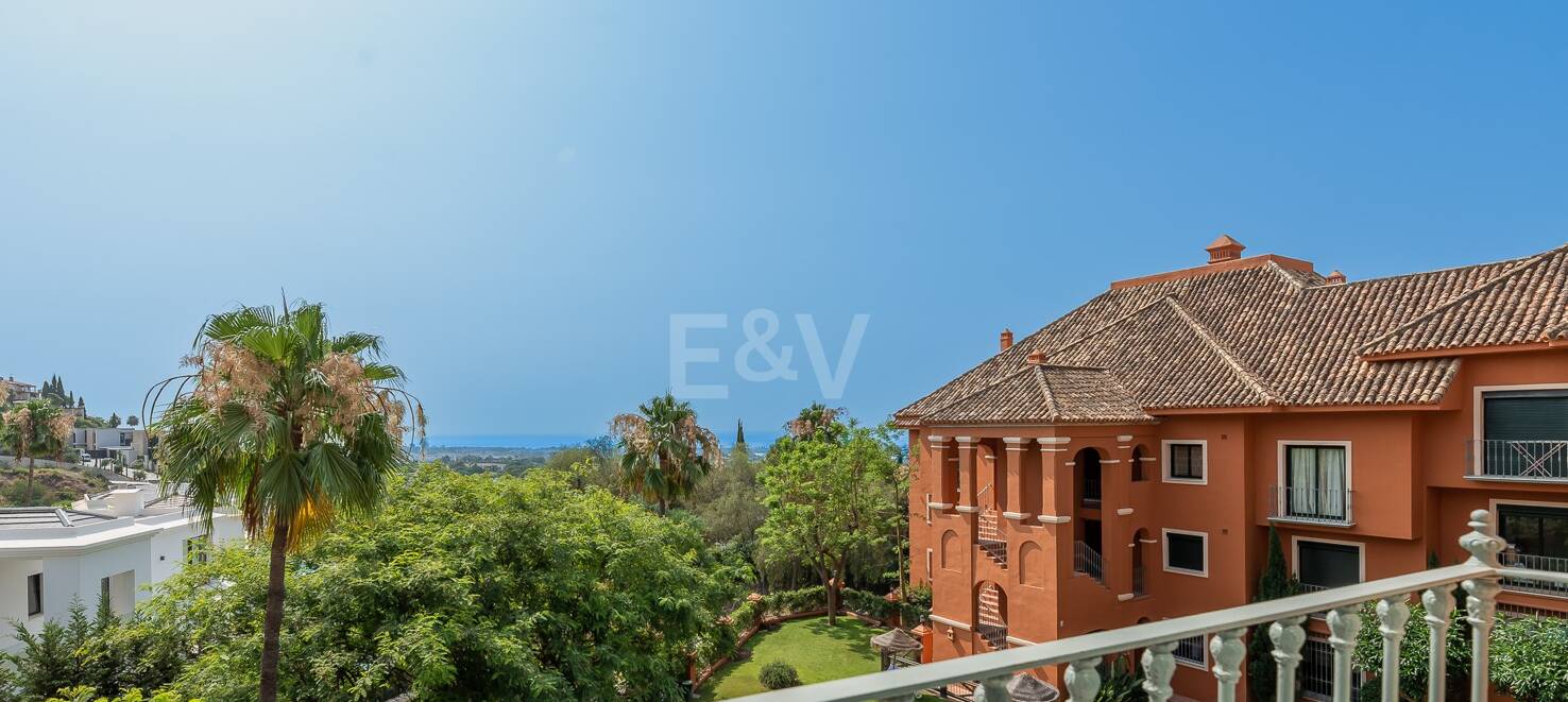 Spacious apartment with sea views in La Quinta golf resort