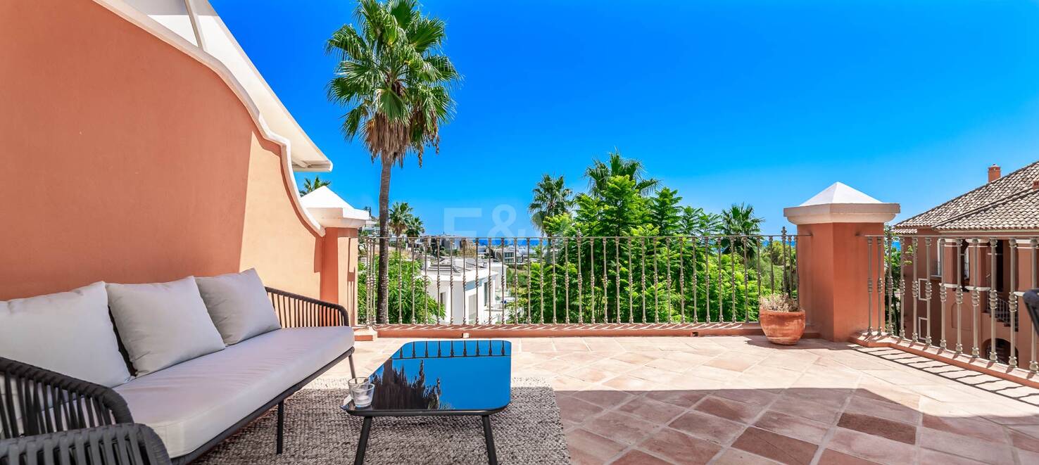 Spacious apartment with sea views in La Quinta golf resort