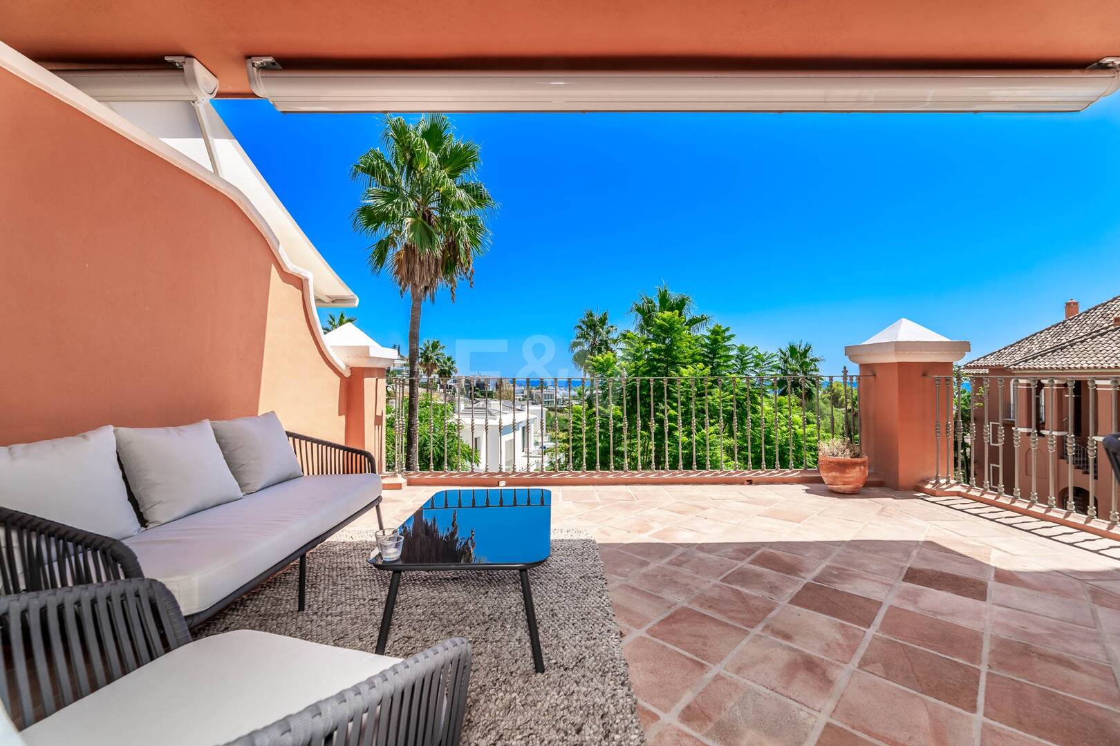 Spacious apartment with sea views in La Quinta golf resort