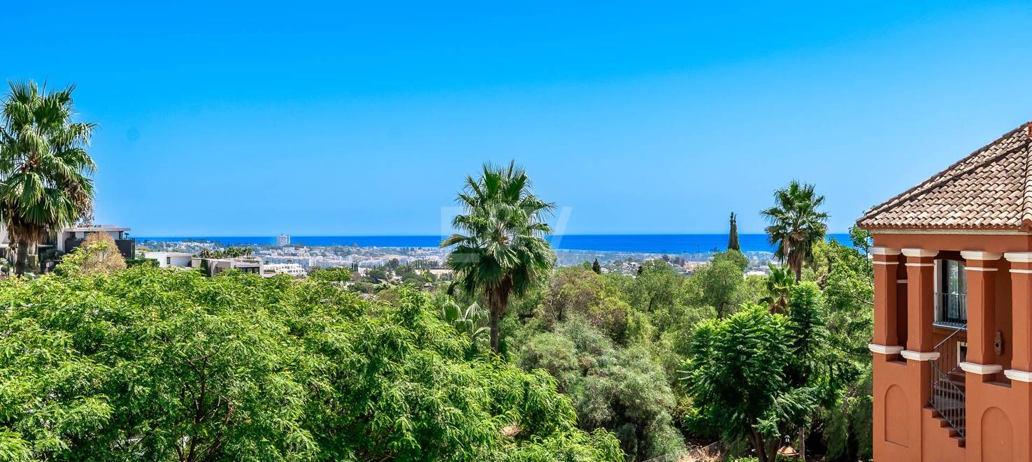 Spacious apartment with sea views in La Quinta golf resort