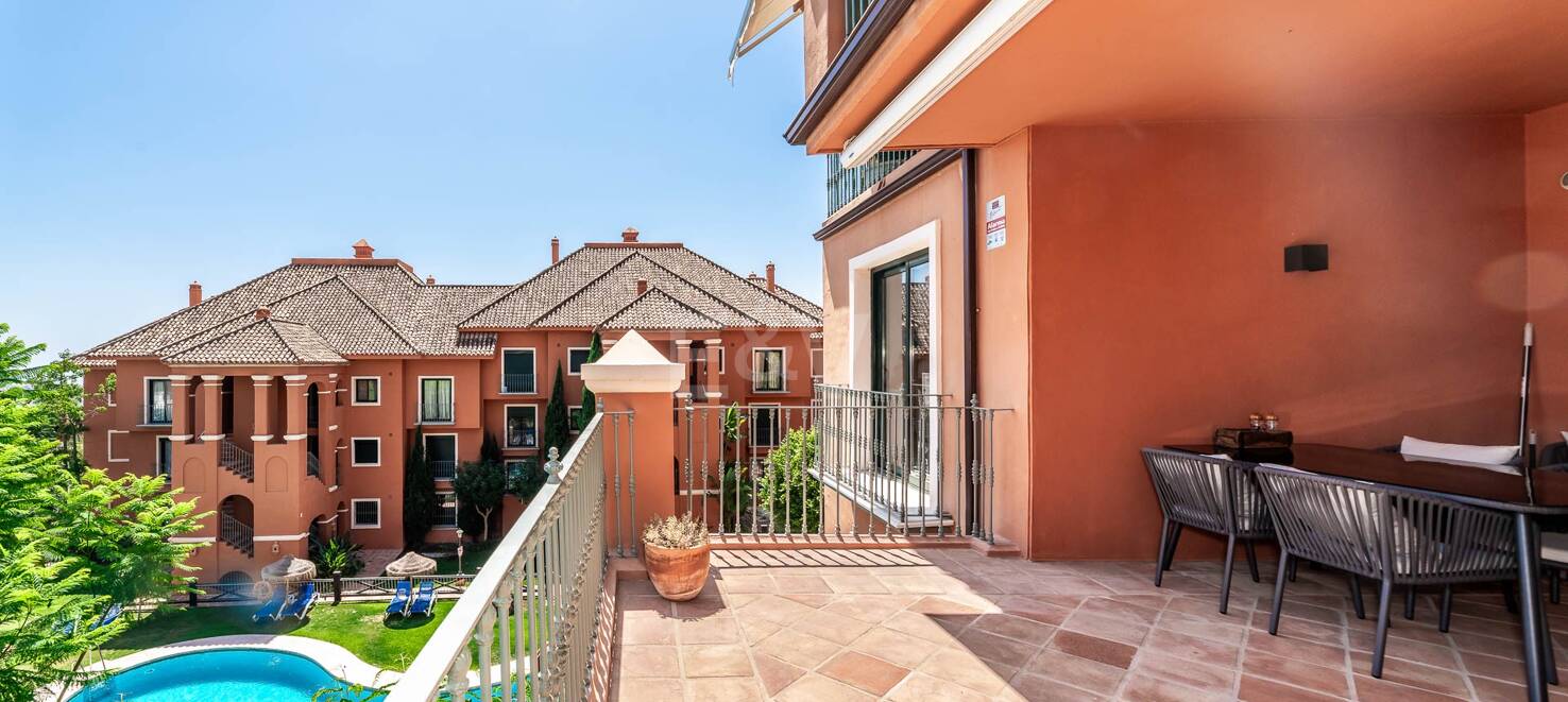 Spacious apartment with sea views in La Quinta golf resort