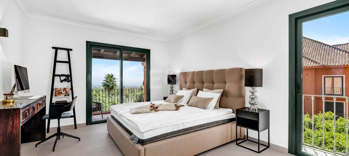 Spacious apartment with sea views in La Quinta golf resort