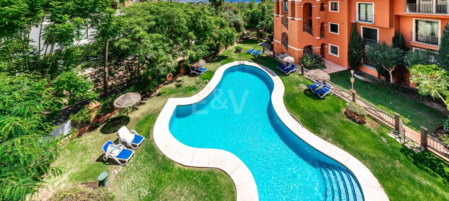 Spacious apartment with sea views in La Quinta golf resort