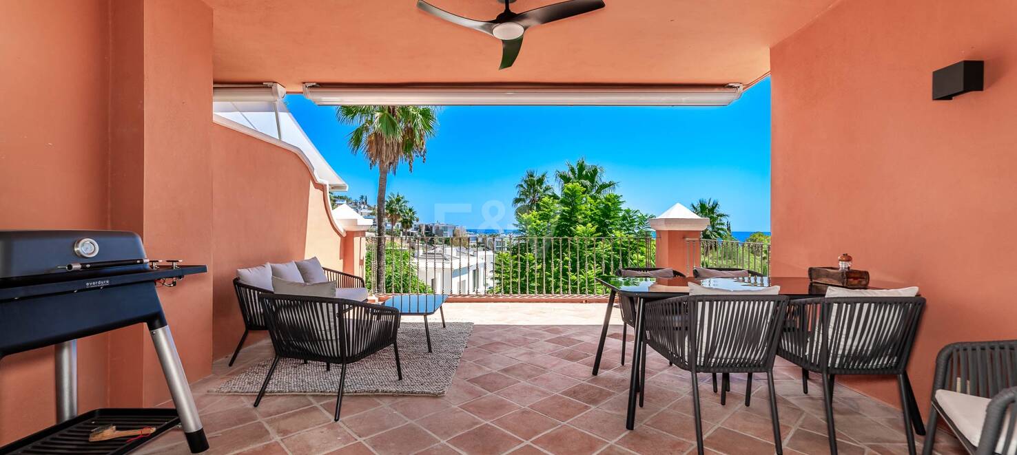 Spacious apartment with sea views in La Quinta golf resort