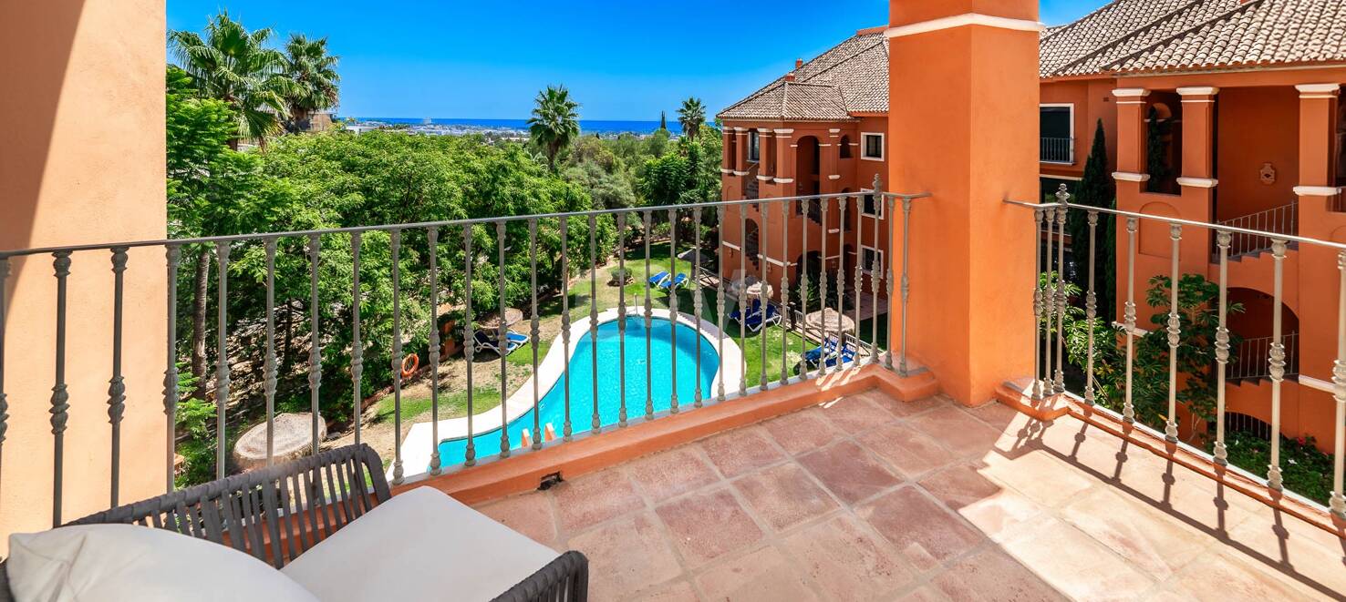 Spacious apartment with sea views in La Quinta golf resort