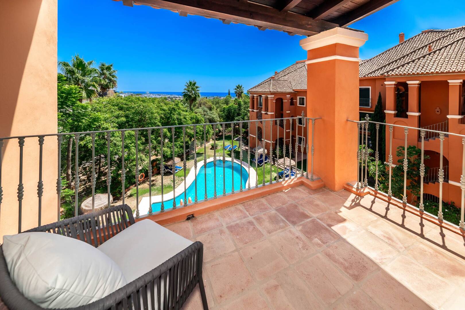 Spacious apartment with sea views in La Quinta golf resort