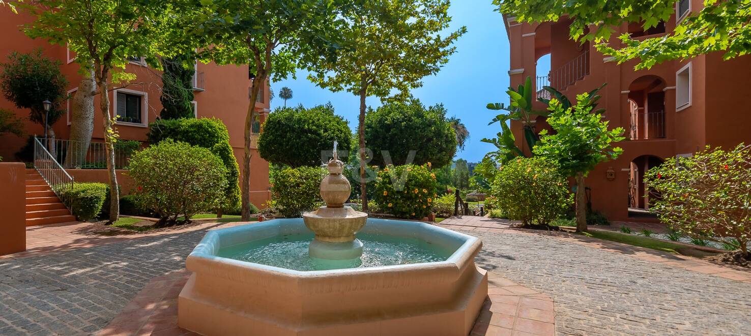Spacious apartment with sea views in La Quinta golf resort