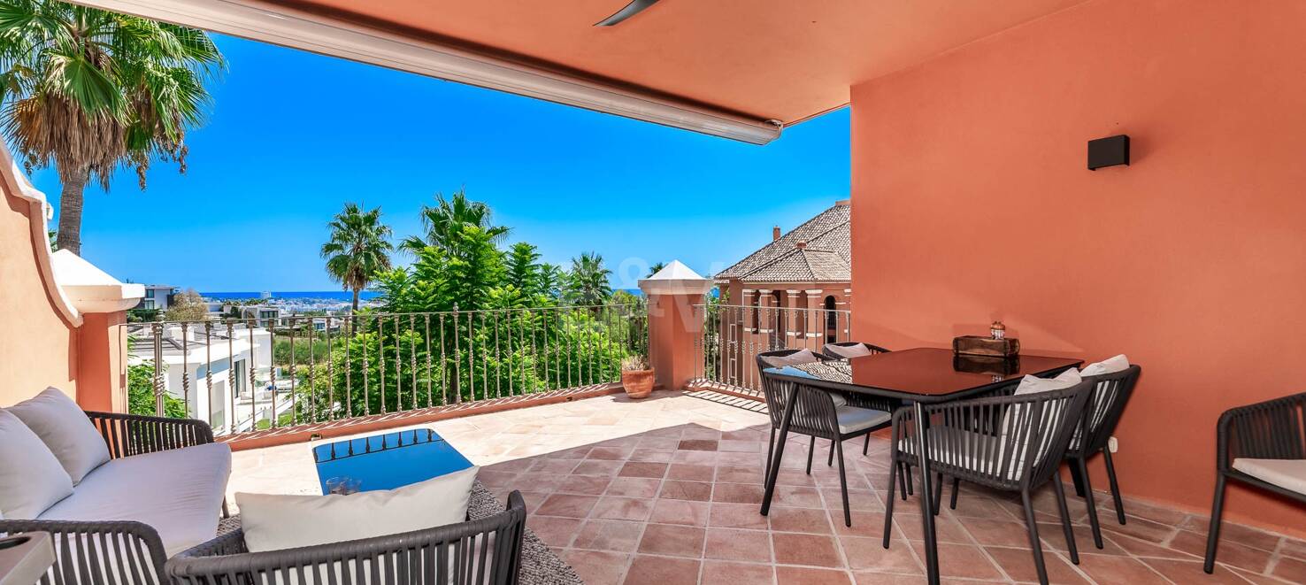 Spacious apartment with sea views in La Quinta golf resort