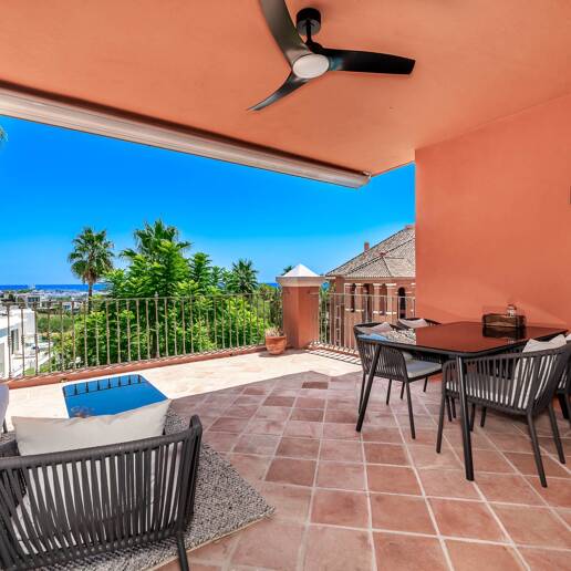 Spacious apartment with sea views in La Quinta golf resort