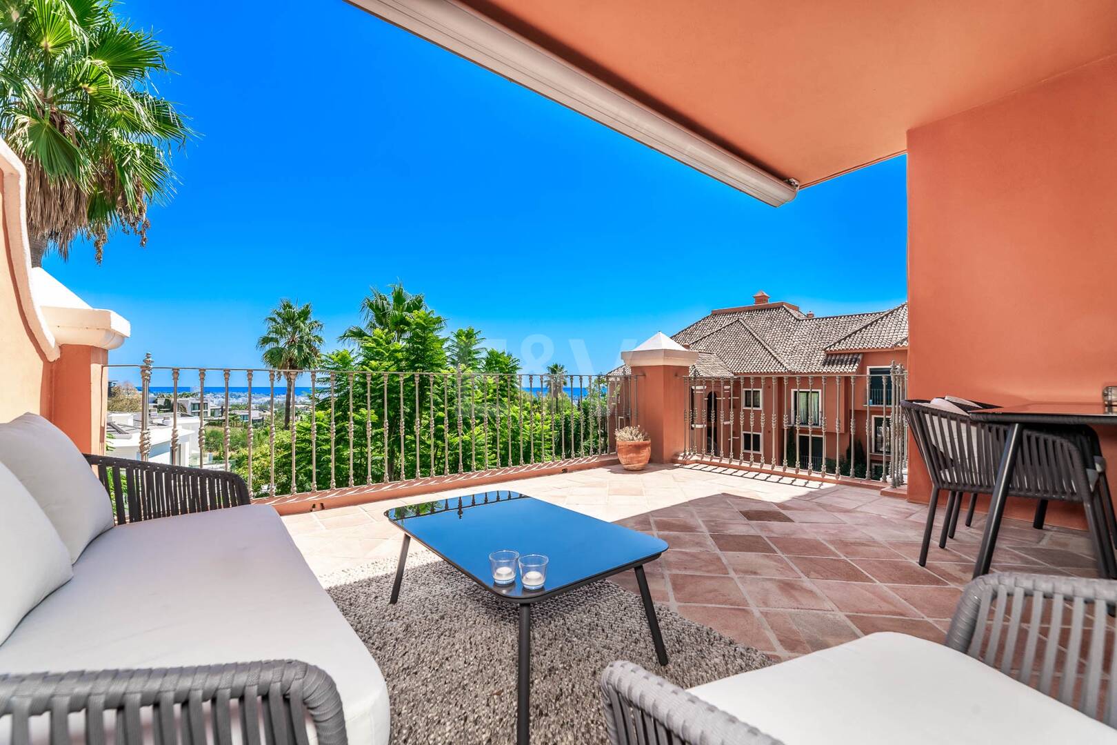 Spacious apartment with sea views in La Quinta golf resort