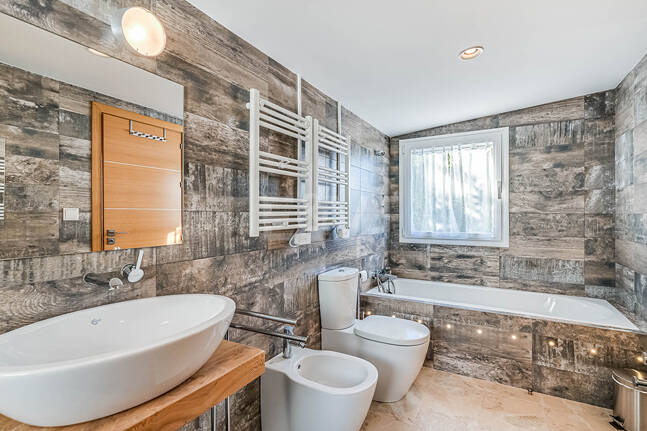 Nowoczesna willa Andaluzji w Nueva Andaluzja w strzeżonej społeczności