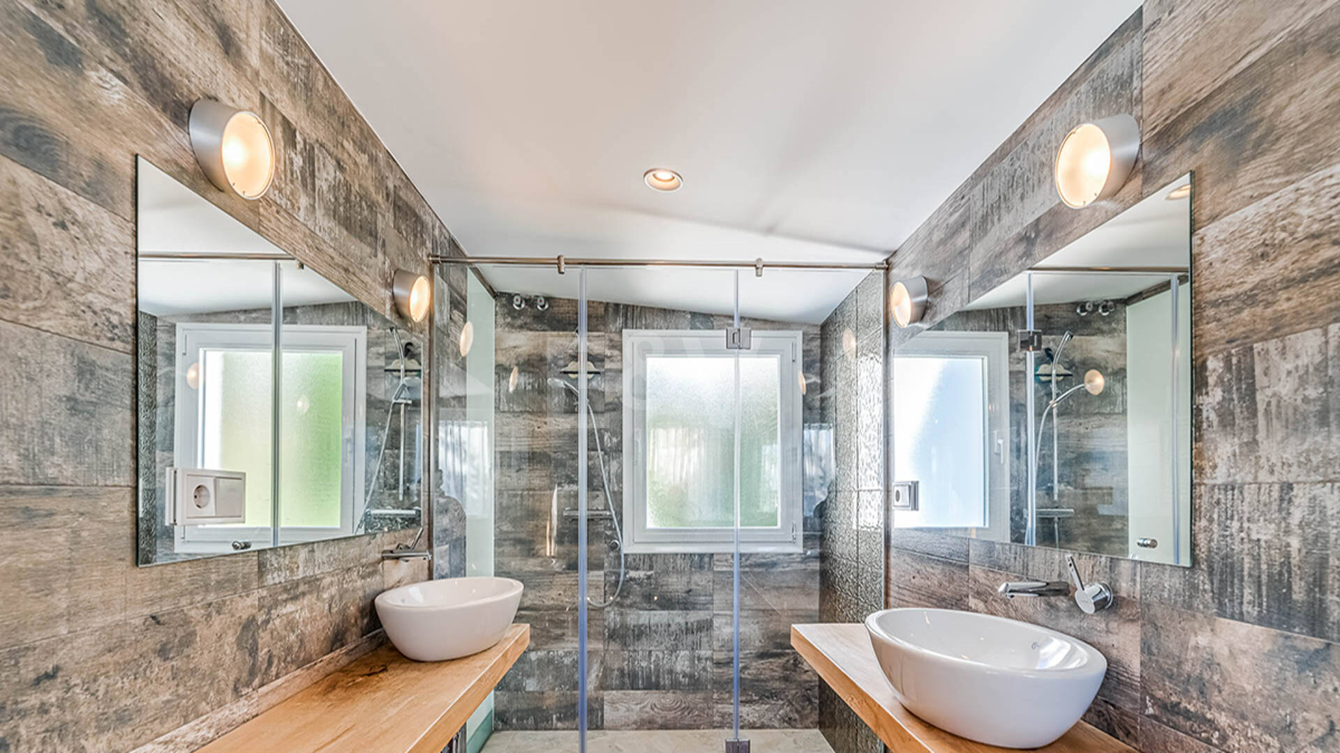 Nowoczesna willa Andaluzji w Nueva Andaluzja w strzeżonej społeczności