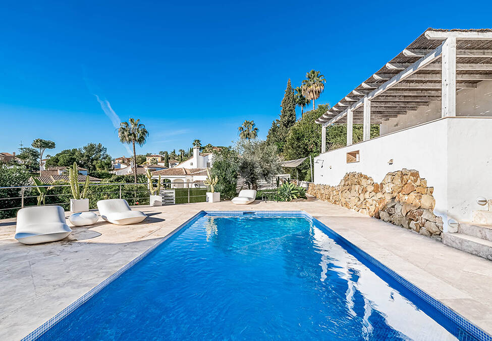 Nowoczesna willa Andaluzji w Nueva Andaluzja w strzeżonej społeczności