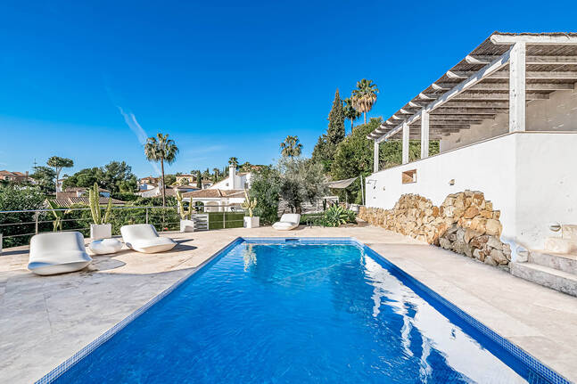 Nowoczesna willa Andaluzji w Nueva Andaluzja w strzeżonej społeczności