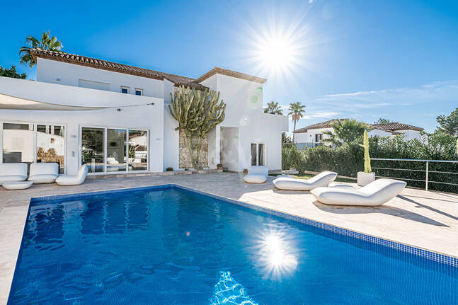 Nowoczesna willa Andaluzji w Nueva Andaluzja w strzeżonej społeczności