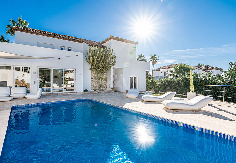 Nowoczesna willa Andaluzji w Nueva Andaluzja w strzeżonej społeczności