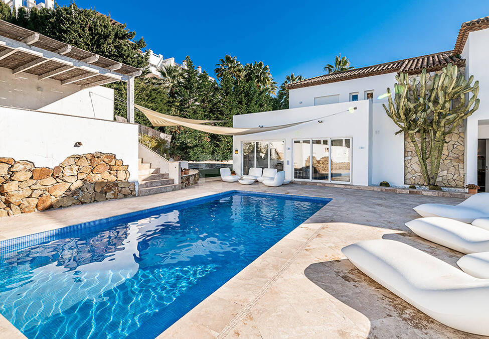 Nowoczesna willa Andaluzji w Nueva Andaluzja w strzeżonej społeczności