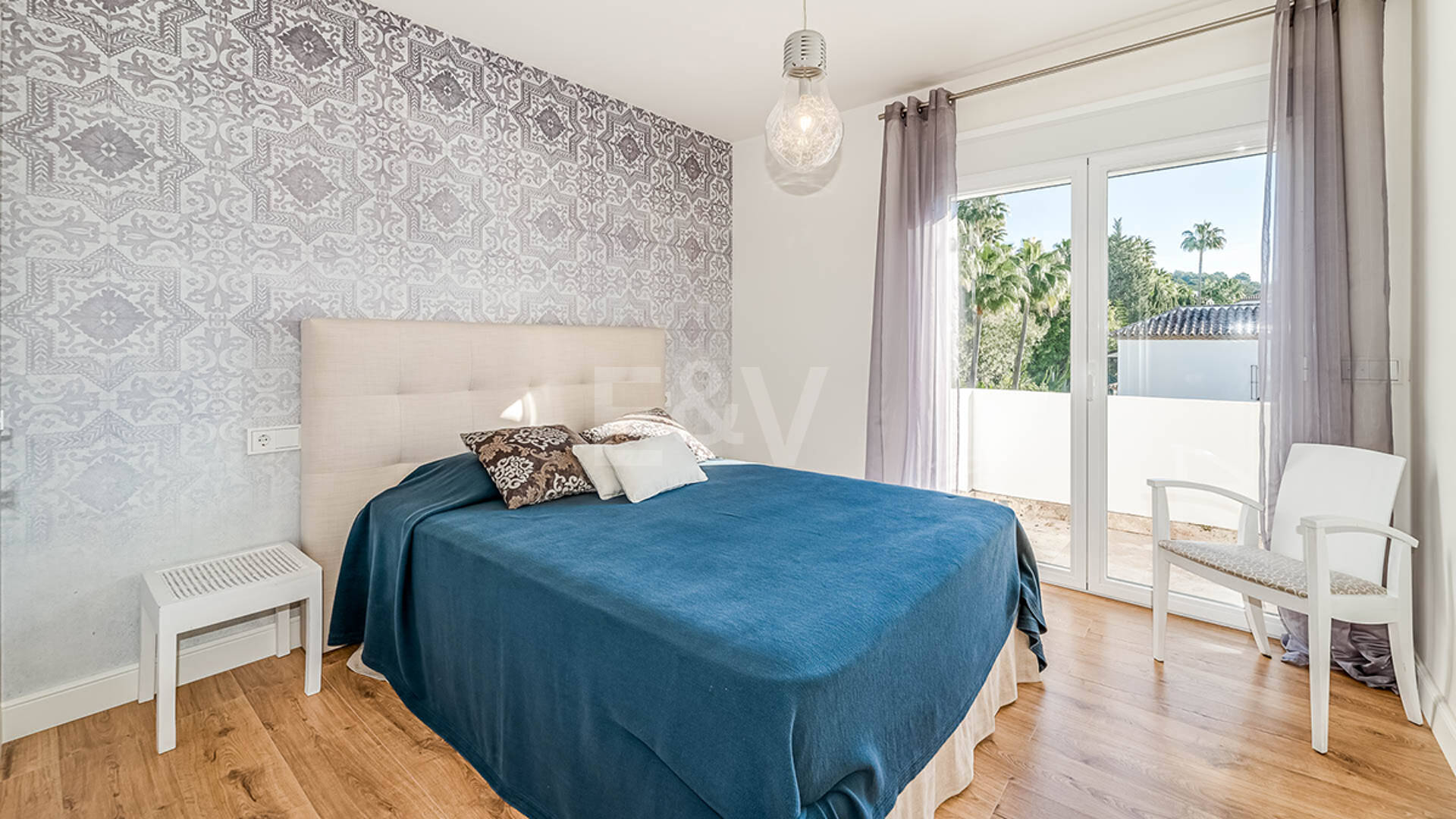 Nowoczesna willa Andaluzji w Nueva Andaluzja w strzeżonej społeczności