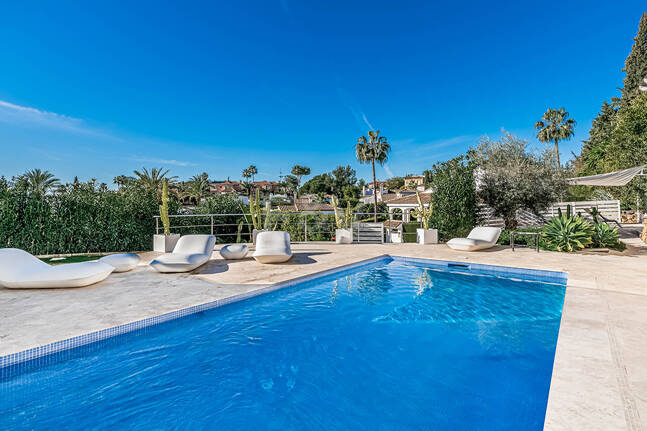 Nowoczesna willa Andaluzji w Nueva Andaluzja w strzeżonej społeczności