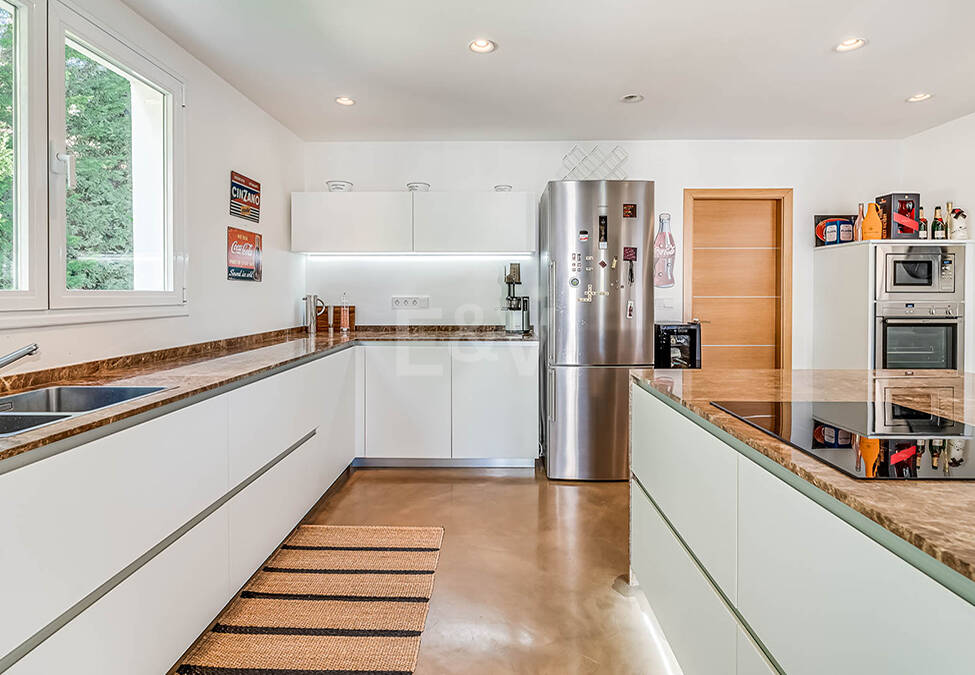 Nowoczesna willa Andaluzji w Nueva Andaluzja w strzeżonej społeczności