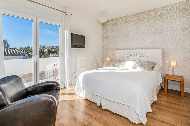 Nowoczesna willa Andaluzji w Nueva Andaluzja w strzeżonej społeczności